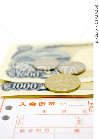 入金伝票と現金とコピースペース 11424203