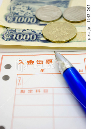 入金伝票と現金とボールペン 入金伝票と現金とボールペン 11424205