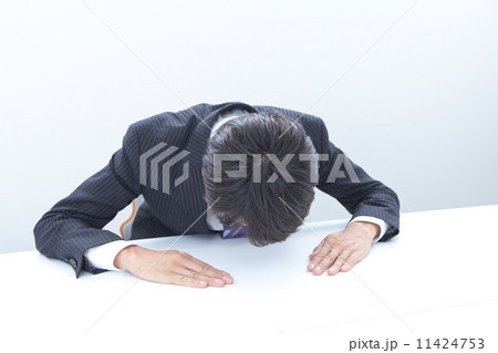 謝る男性会社員 謝る男性会社員 11424753