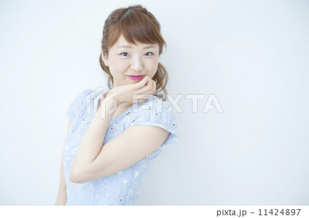 若くてかわいい女性 11424897