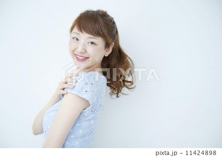 若くてかわいい女性 11424898