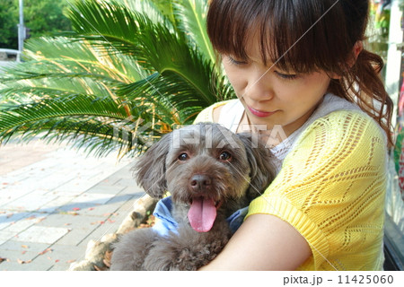 犬と女性の写真素材