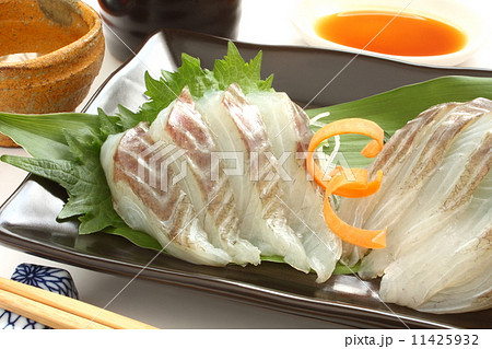 鱸 スズキ 刺身 造り 日本酒 和食の写真素材