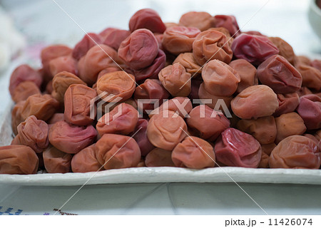 梅干しの完成　5キロの梅干しを器に盛る 11426074