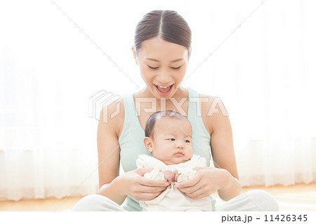 生後3ヶ月の赤ちゃんと女性 11426345