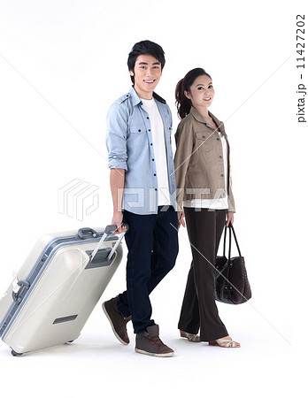 Young couple pulling a luggage 11427202