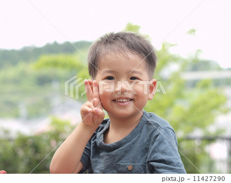 公園で遊ぶ男の子 公園で遊ぶ男の子 11427290