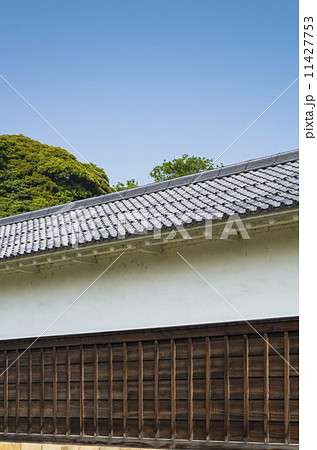 漆喰塗りの土塀 11427753