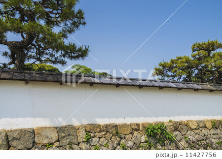 漆喰塗りの土塀 11427756