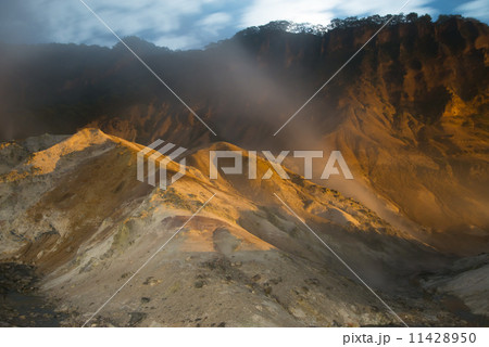 登別温泉 満月が顔をだす湯けむりの地獄谷 遊歩道から 登別温泉 満月が顔をだす湯けむりの地獄谷 遊歩道から 11428950