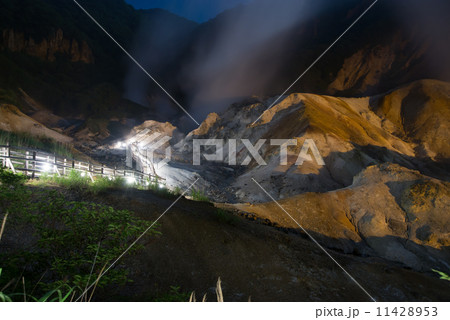 登別温泉 湯けむり漂う夜の地獄谷 遊歩道から 登別温泉 湯けむり漂う夜の地獄谷 遊歩道から 11428953