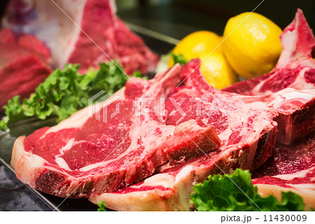 骨付きステーキとブロック肉 11430009