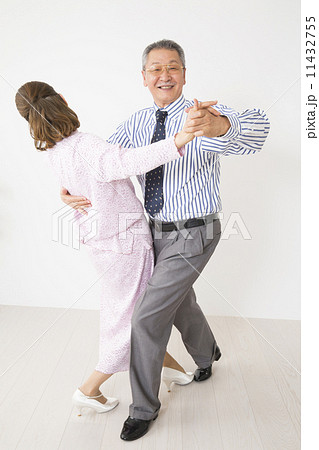 社交ダンスをするシニア夫婦の写真素材