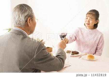 食事をするシニア夫婦 11432819