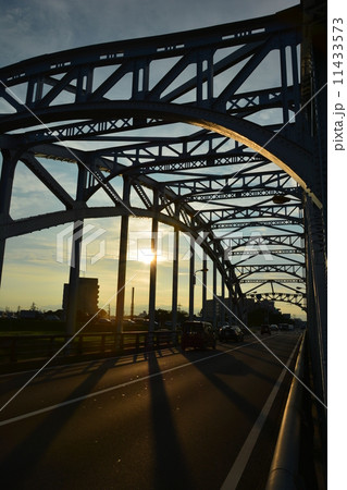 夕暮れのシルエットが美しい木曽川橋 11433573