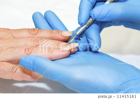 woman doing manicure beauty salon 11435161