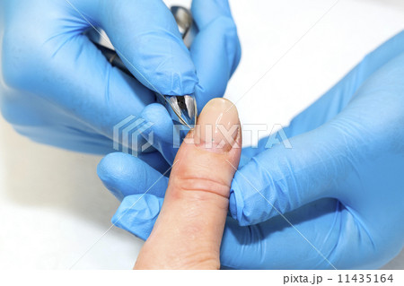 woman doing manicure beauty salon 11435164