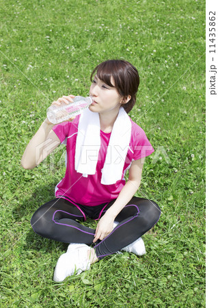 公園で水を飲む女性 11435862