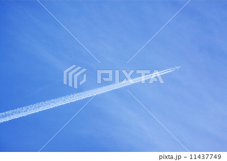 飛行機と飛行機雲 飛行機と飛行機雲 11437749