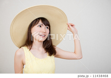 白いワンピースの女性 11438468