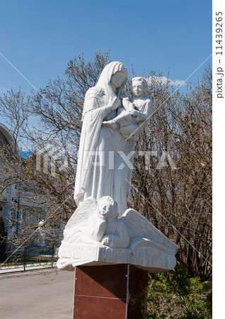 Statue of Our Lady with the Child in Raifa male Bogoroditssky Mo Statue of Our Lady with the Child in Raifa male Bogoroditssky Mo 11439265
