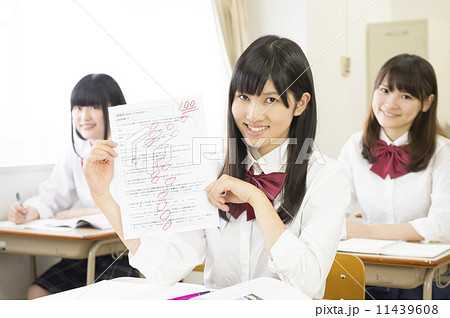 教室で勉強する高校生 11439608