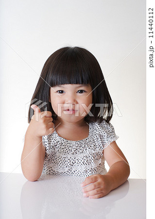 テーブルの前の女の子 テーブルの前の女の子 11440112