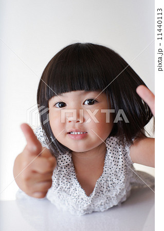 テーブルの前の女の子 11440113