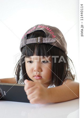 ケータイを見る女の子 ケータイを見る女の子 11440114