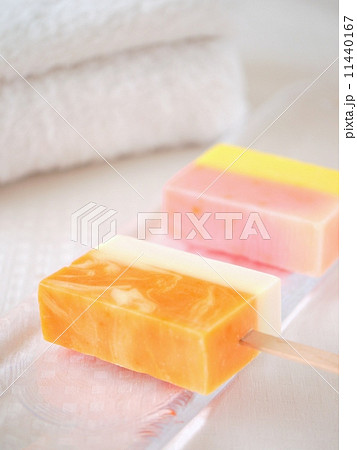カラフルソープとタオル　イメージ（縦位置） 11440167