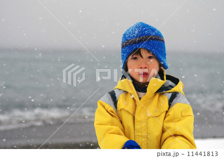 子供と雪景色の背景 11441813