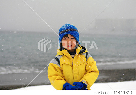 子供と雪景色の背景 11441814