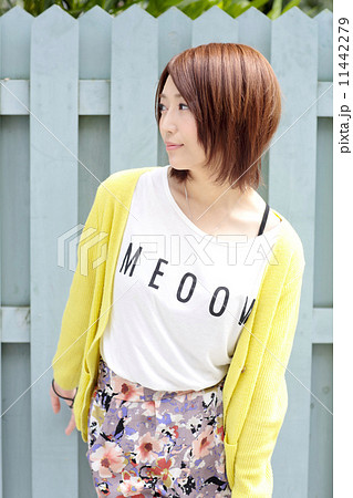 若い女性　ファッション 11442279