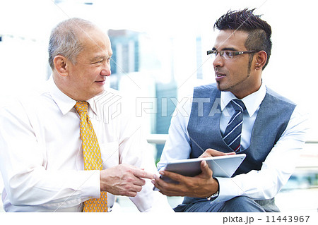 Young executive making presentation to senior executive using tablet 11443967