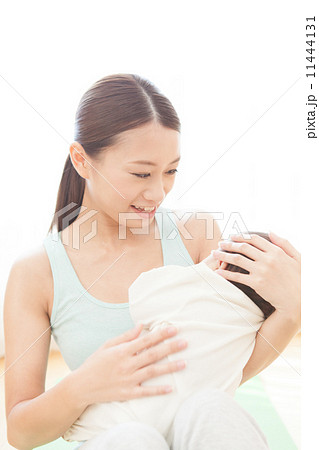 生後3ヶ月の赤ちゃんと女性 生後3ヶ月の赤ちゃんと女性 11444131