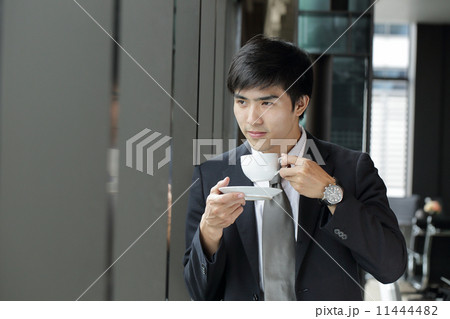 Businessman drink a cup of coffee 11444482