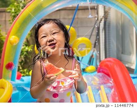 スイカを食べる女の子 11446774