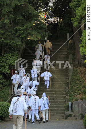四国霊場第67番札所「大興寺」石段を上るお遍路さん 11447334