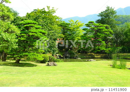 史跡　松代城跡　附新御殿跡（真田邸）　主屋（御殿）から見る庭園 11451900