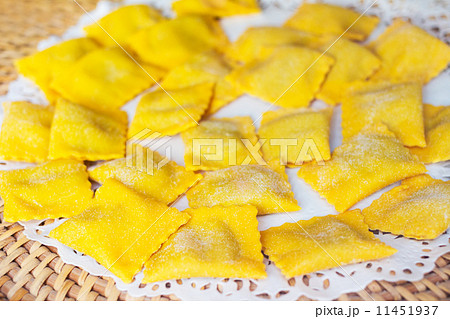 イタリア料理　手作りのラビオリ 11451937