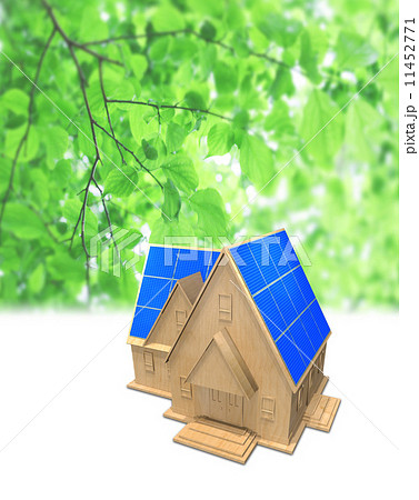 木造の一戸建て住宅・屋根の上のソーラーパネル 11452771