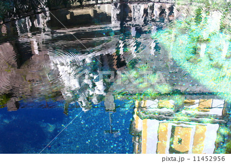 Surface of Danube's source　ドナウ川源泉の波面 11452956