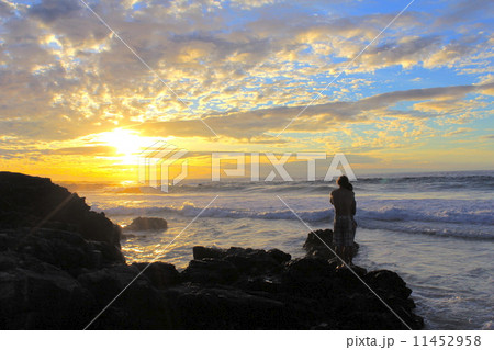 Sunset Ocean Lovers Hawaii 抱きしめあうハワイの海の恋人たちの写真素材