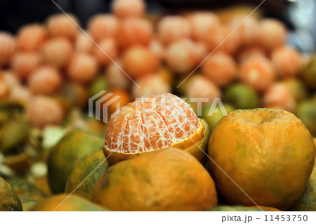 Close-up of fresh oranges for sale 11453750