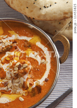 Directly above shot of delicious chicken curry with tandoori rotis 11453825