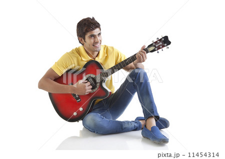 Young man playing a guitar 11454314