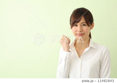 緑バックの女性 11482843