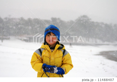 子供と雪景色の背景 11488407