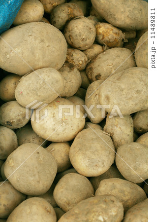 potatoes raw vegetables food pattern in market 11489811