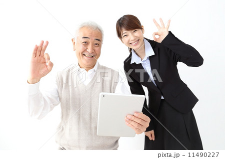 シニア男性とスーツの女性とタブレット端末 11490227